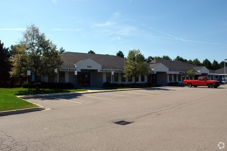 5793 W Maple Rd, West Bloomfield, MI for rent - Building Photo - Image 1 of 3