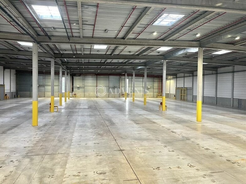 Industrial in Moissy-Cramayel to rent - Building Photo - Image 2 of 12