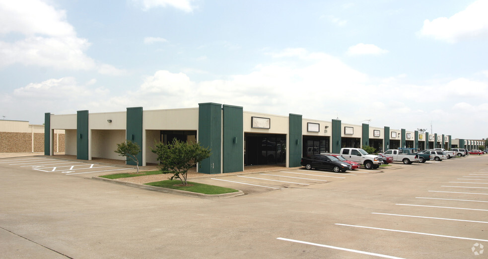 2211-2229 E Division St, Arlington, TX for rent - Building Photo - Image 3 of 4