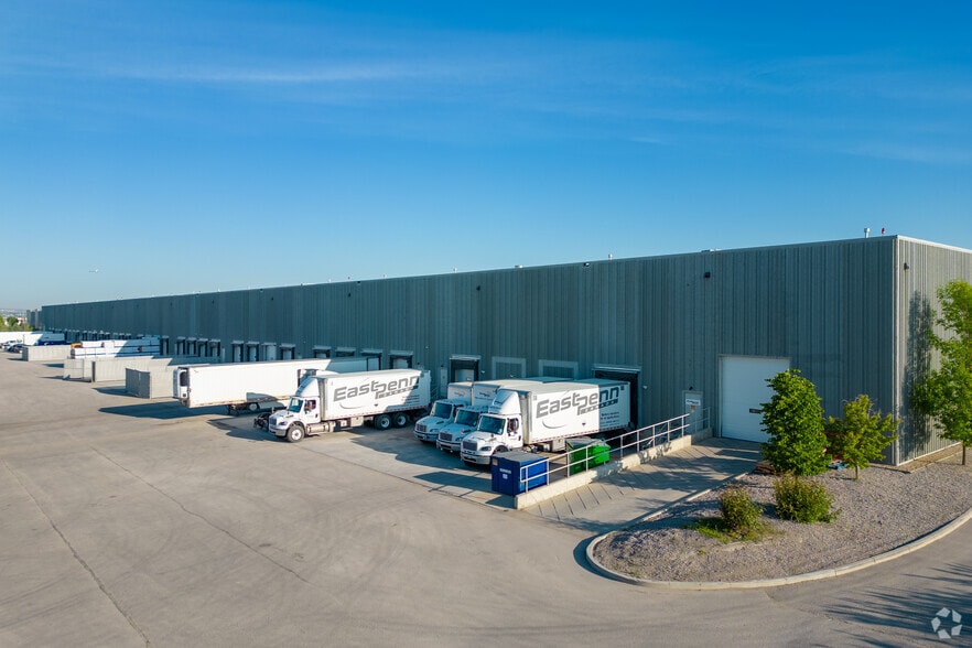 10720 25th St NE, Calgary, AB to rent - Building Photo - Image 3 of 6