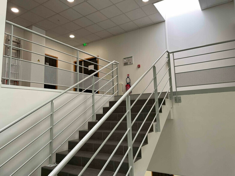 Light Industrial in Saint-Priest to rent - Interior Photo - Image 2 of 94