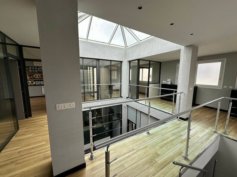 Office in Saint-Maur-des-Fossés to rent - Interior Photo - Image 1 of 5