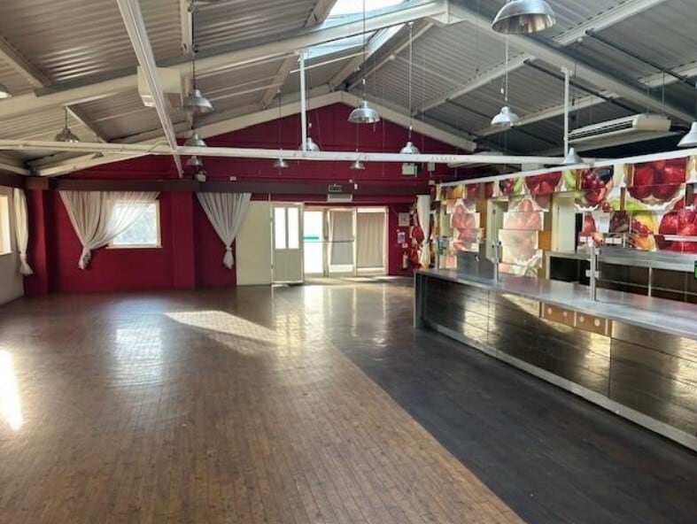 418 Bradford Rd, Batley to rent Interior Photo- Image 1 of 2