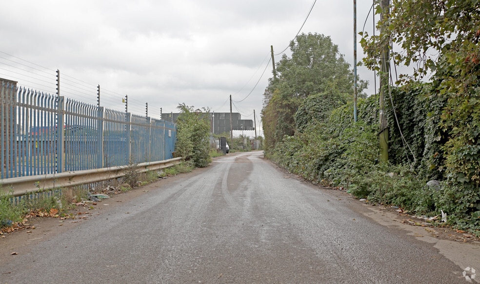 80 River Rd, Barking to rent - Primary Photo - Image 1 of 2