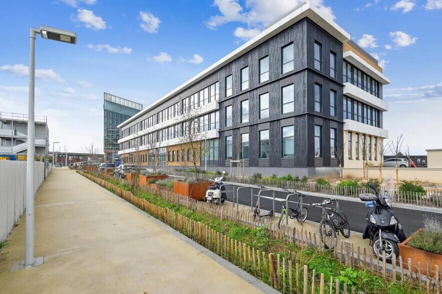 Office in Nanterre to rent - Building Photo - Image 2 of 21