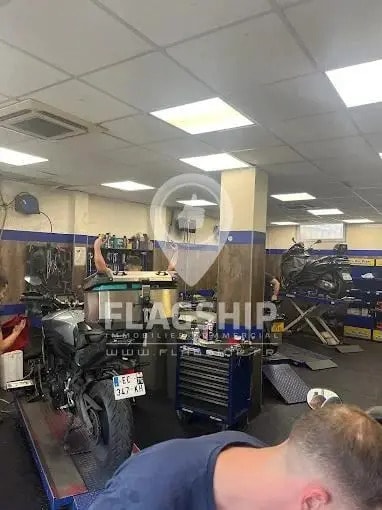 Retail in Boulogne-Billancourt to rent - Interior Photo - Image 2 of 2