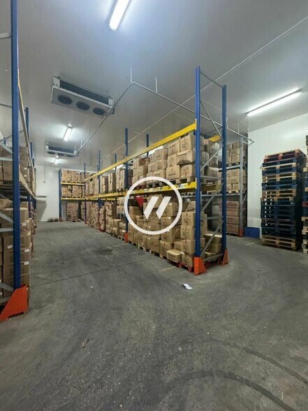 Industrial in Sarcelles to rent - Interior Photo - Image 3 of 12