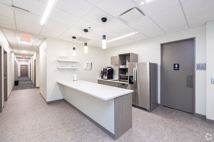 110 E Wayne St, Fort Wayne, IN to rent - Interior Photo - Image 3 of 22