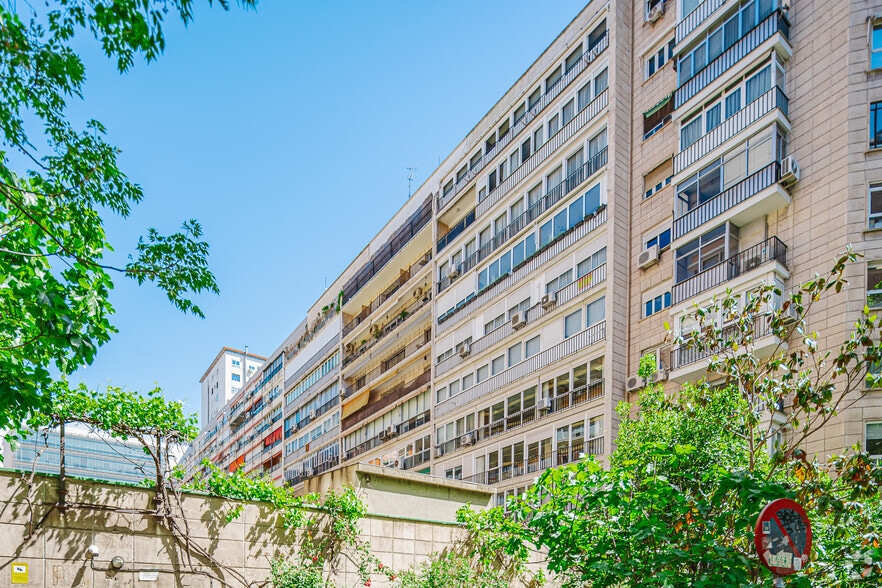 Office in Madrid, Madrid to rent - Building Photo - Image 2 of 2