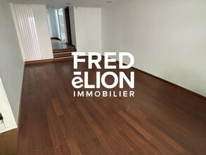 Retail in Paris for sale Interior Photo- Image 2 of 2