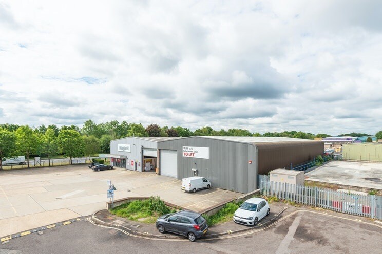 17-17a Invincible Rd, Farnborough to rent - Building Photo - Image 2 of 3