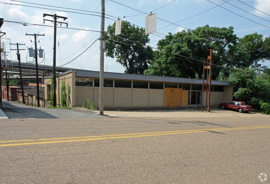 CBD  Mixed-Use Retail/ Office/ Warehouse portfolio of 2 properties for sale on LoopNet.co.uk - Primary Photo - Image 3 of 4