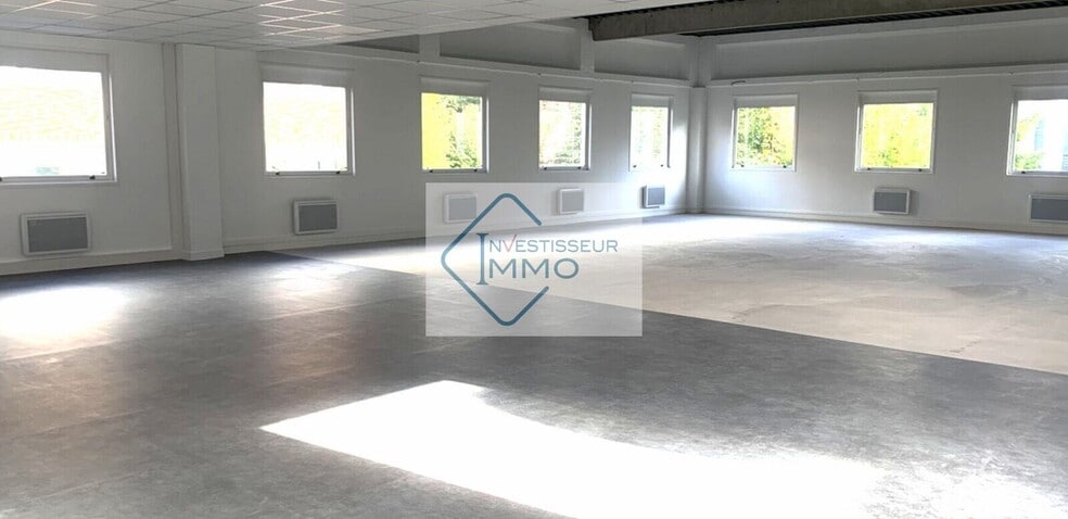 Light Industrial in Verrières-le-Buisson to rent - Interior Photo - Image 3 of 5