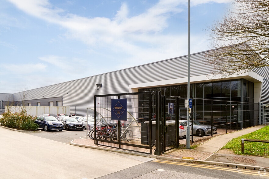 Spitfire Way, Hounslow to rent - Building Photo - Image 3 of 3