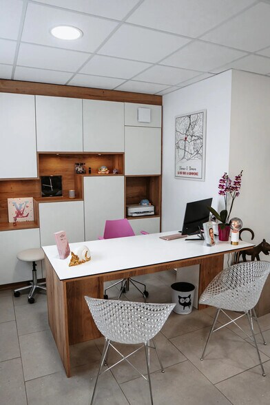 Retail in LUYNES for sale - Interior Photo - Image 2 of 4