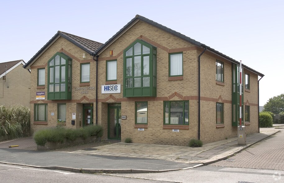 4 Victoria Ave, Camberley for sale - Primary Photo - Image 1 of 1