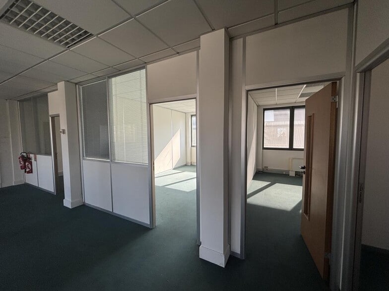 Office in Colombes to rent - Interior Photo - Image 2 of 4
