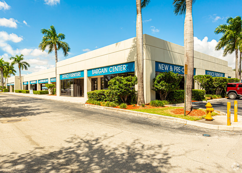 8200-8210 NW 27 St, Miami, FL for rent - Building Photo - Image 1 of 4