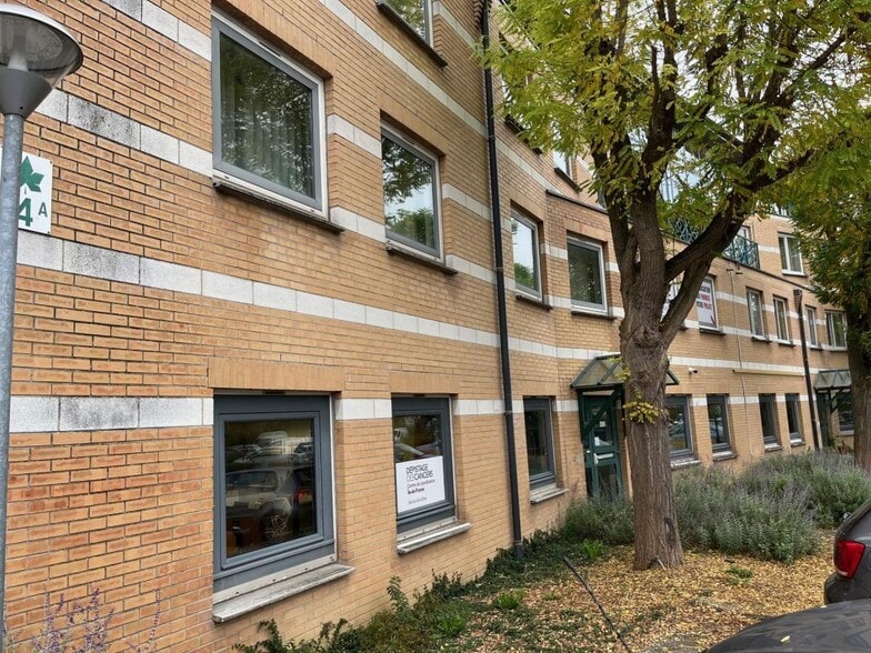 Avenue Du Centaure, Cergy for sale - Building Photo - Image 2 of 14