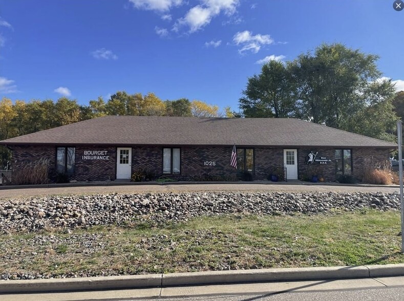 1025 N Hastings Way, Eau Claire, WI for rent - Primary Photo - Image 1 of 3