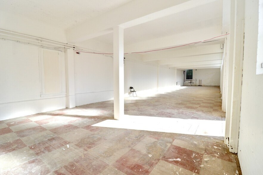 7 Cross Ln, London to rent - Interior Photo - Image 2 of 6