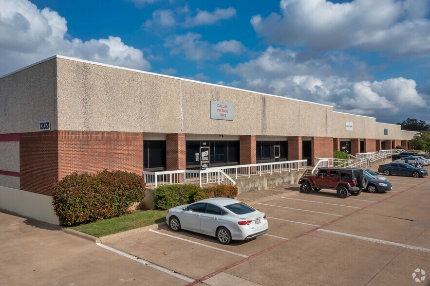 11805-11819 Forestgate Dr, Dallas, TX for rent - Primary Photo - Image 2 of 5