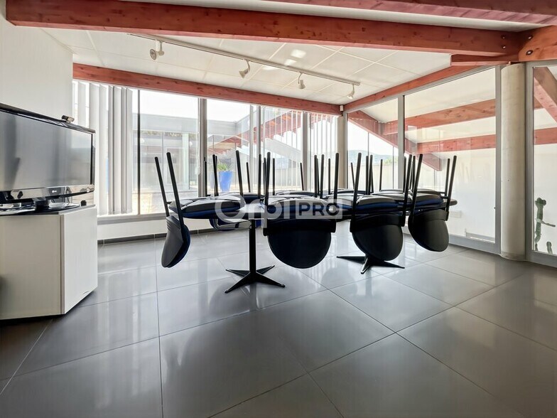 Office in Gémenos to rent - Building Photo - Image 3 of 12