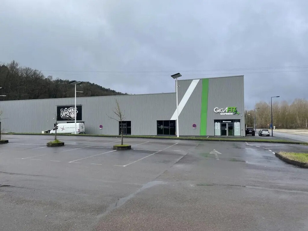 Location Commerce 615 m² - Photo 1