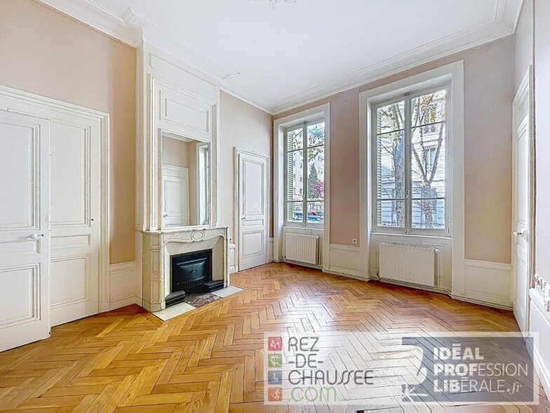 Office in Lyon for sale - Building Photo - Image 2 of 5