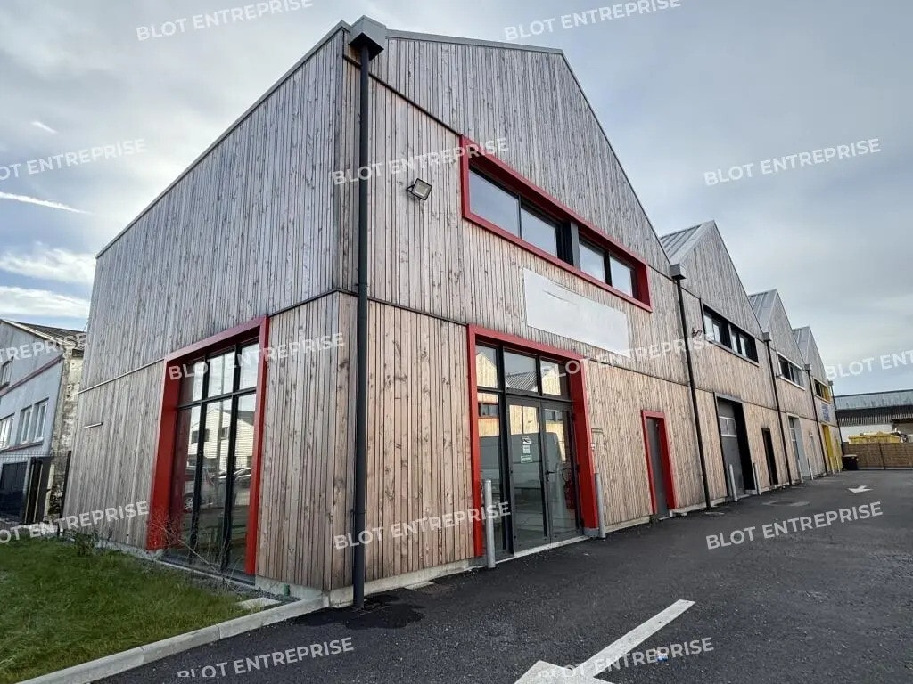 Location Entrepôt 361 m² - Photo 1