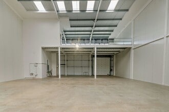 41 College Rd, Aylesbury to rent Interior Photo- Image 2 of 4