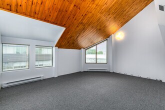 50 Rue Saint-Charles O, Longueuil, QC to rent Interior Photo- Image 2 of 7