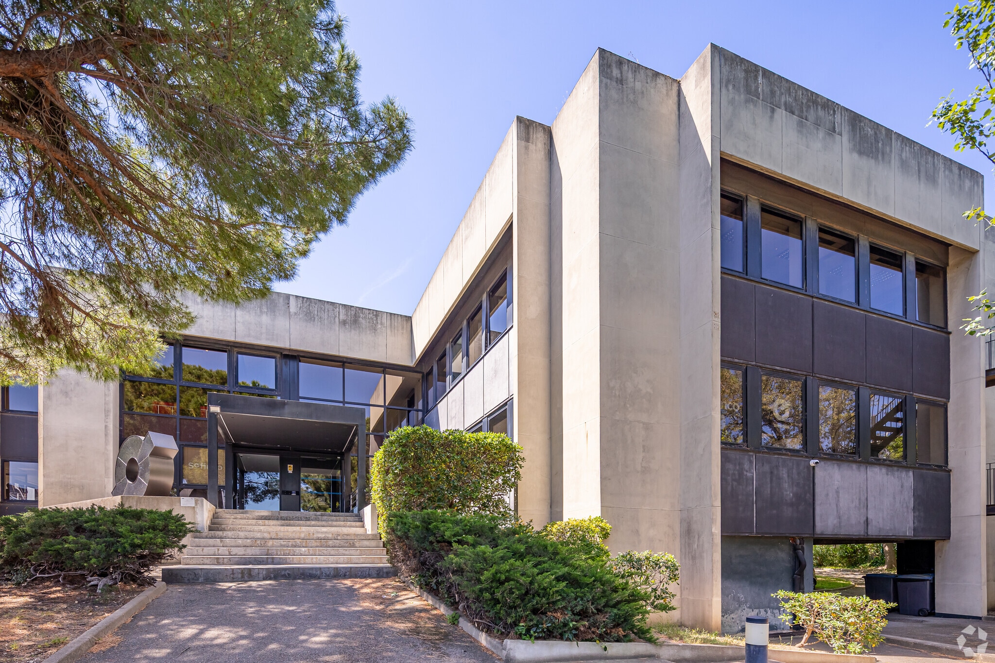 Office in Marseille to rent Building Photo- Image 1 of 11