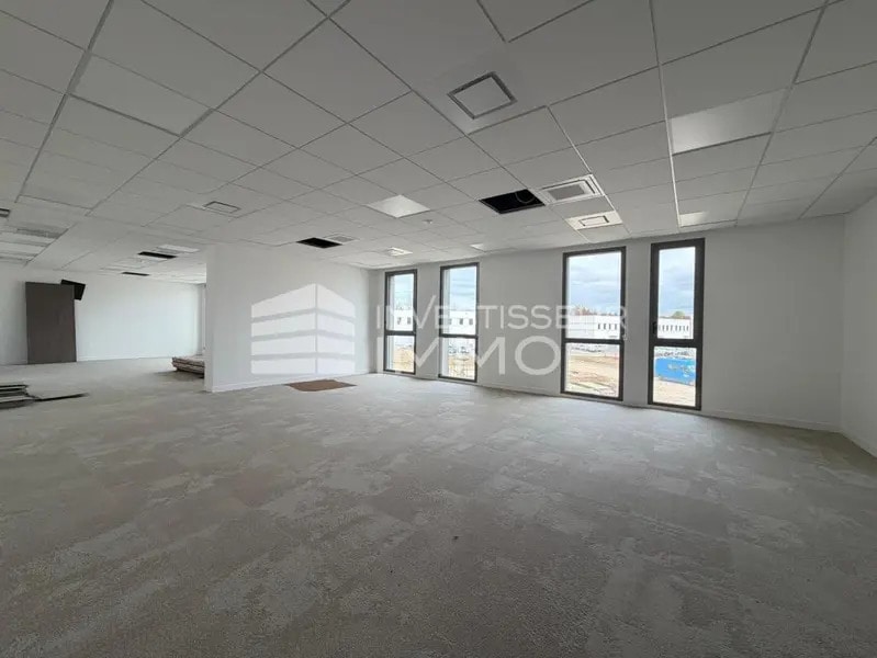 Retail in Serris to rent Interior Photo- Image 1 of 64