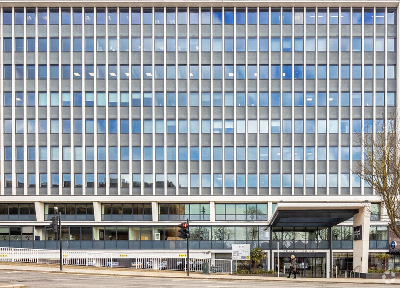 68-70 London Rd, Twickenham to rent - Building Photo - Image 3 of 16