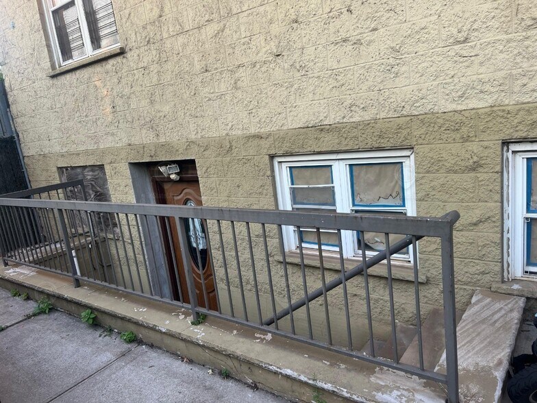 2742 W 15th St, Brooklyn, NY for rent - Building Photo - Image 1 of 1