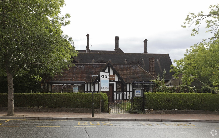 Station Sq, Orpington to rent - Primary Photo - Image 2 of 4