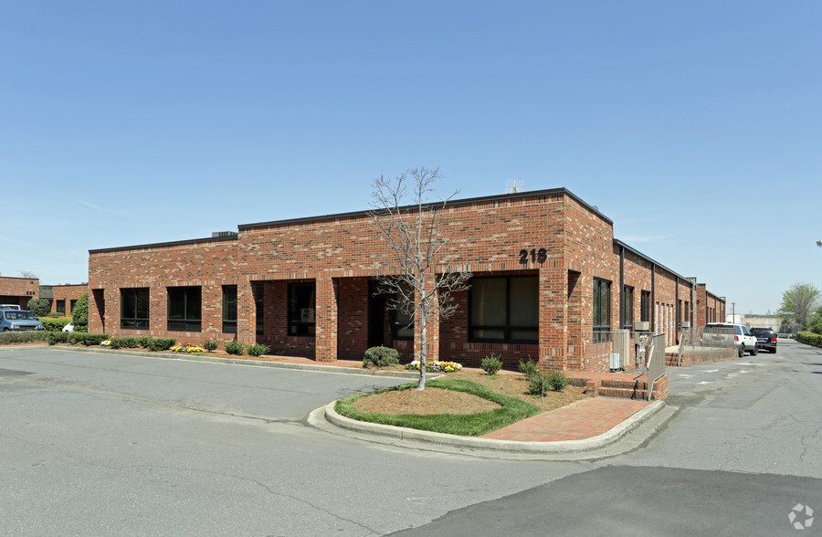 218 Westinghouse Blvd, Charlotte, NC for rent - Primary Photo - Image 1 of 8