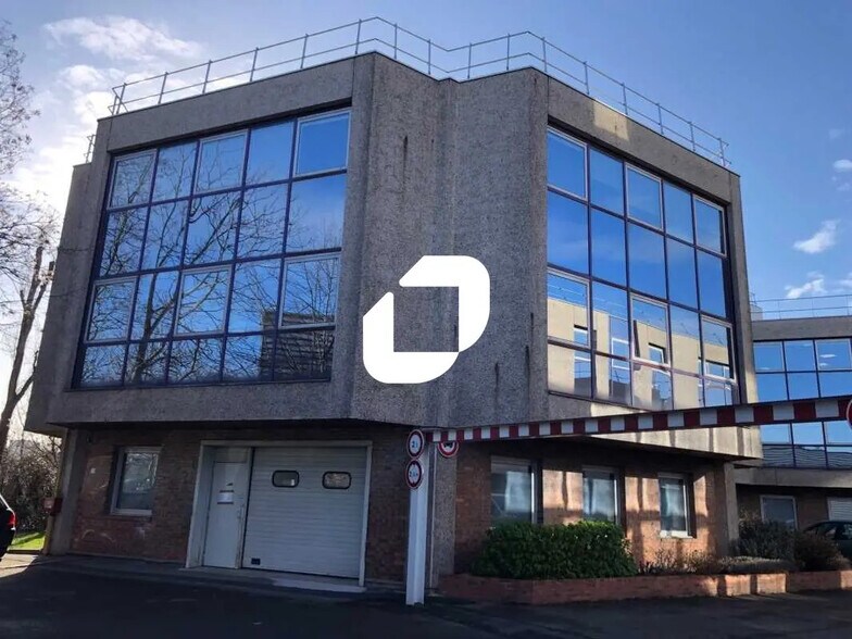 Light Industrial in Nanterre to rent - Building Photo - Image 1 of 8