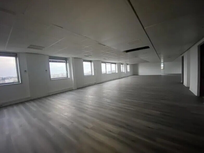 Office in Noisy-le-Grand to rent - Building Photo - Image 2 of 23