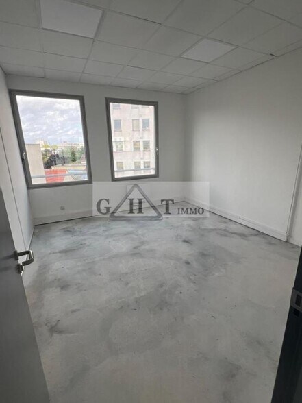 Office in Saint-Ouen-sur-Seine to rent - Building Photo - Image 3 of 8