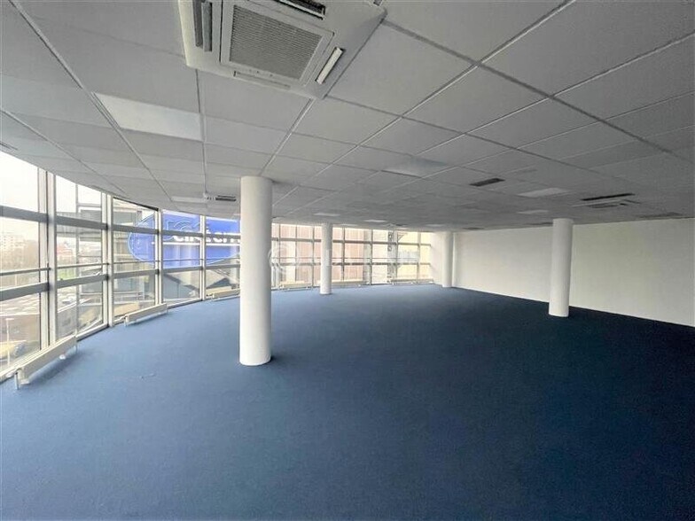 Office in Créteil to rent - Interior Photo - Image 2 of 6