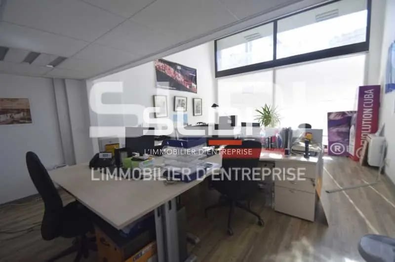 Retail in Lyon to rent - Interior Photo - Image 3 of 5
