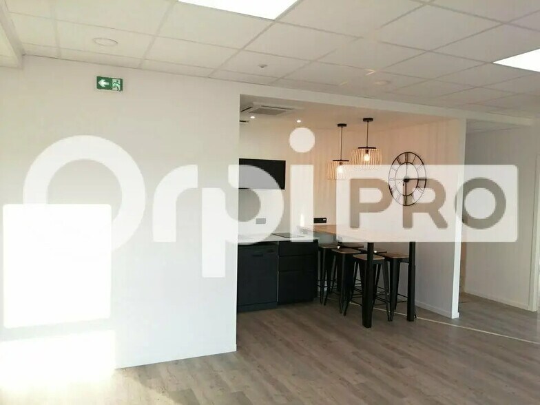 Office in Villefranche-sur-Saône to rent - Interior Photo - Image 2 of 9