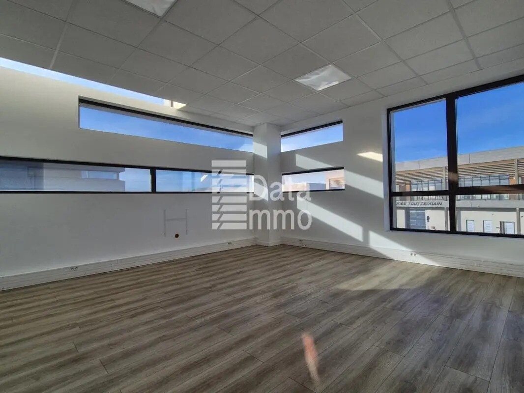 Industrial in Collégien to rent Building Photo- Image 1 of 12