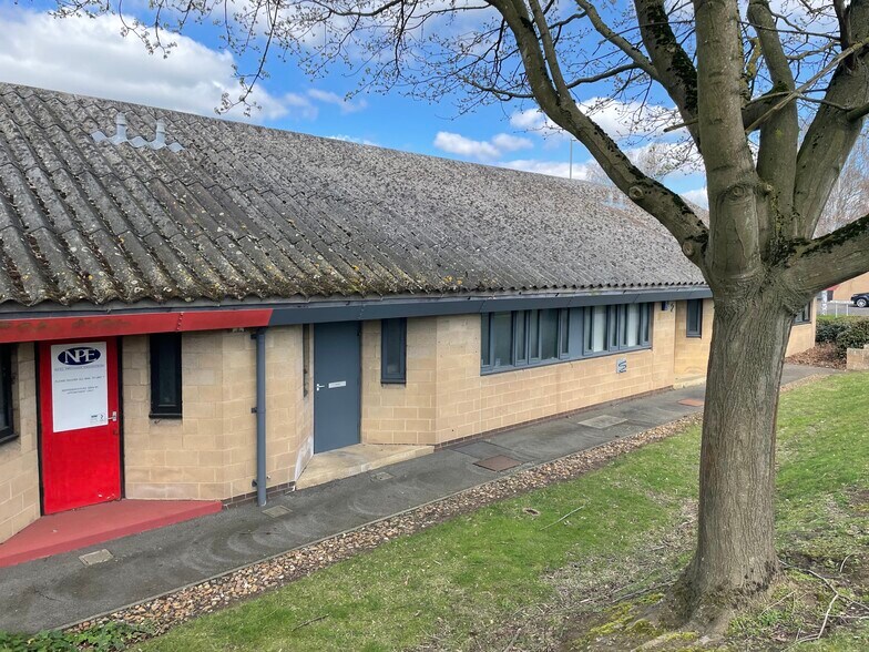 Low Farm Pl, Northampton to rent - Building Photo - Image 3 of 5