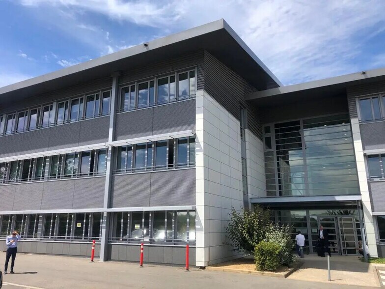 24 Avenue De La Demi-Lune, Roissy-en-France to rent - Building Photo - Image 2 of 8