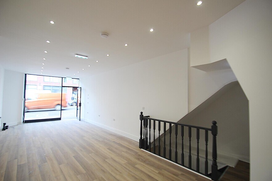 280 Cambridge Heath Rd, London to rent - Building Photo - Image 3 of 7