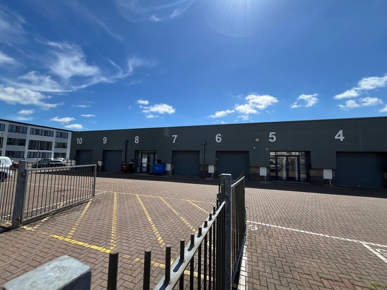 Swallowfields, Welwyn Garden City to rent - Building Photo - Image 3 of 9