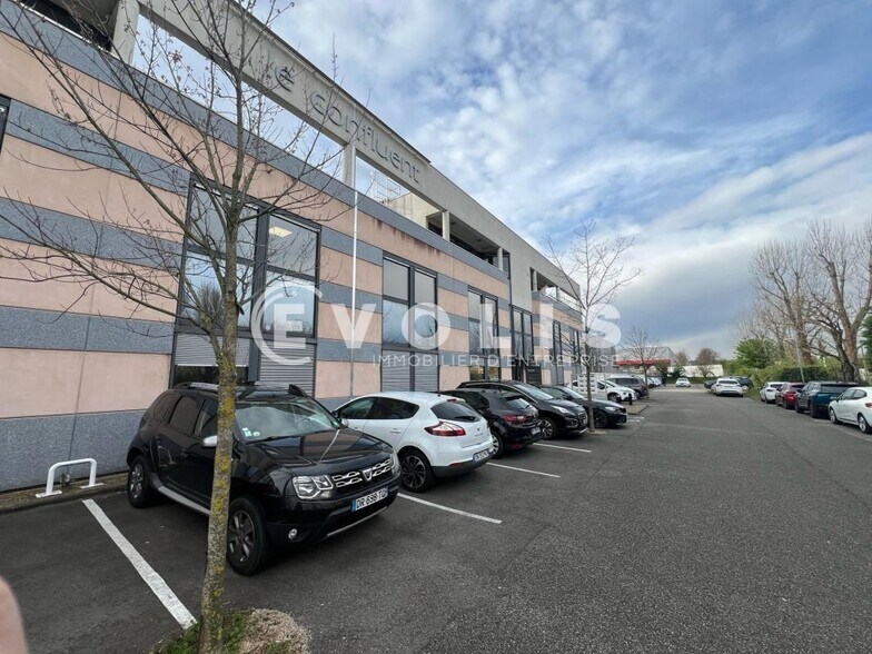 10 Rue De Bretagne, Saint-Quentin-Fallavier to rent - Building Photo - Image 2 of 12